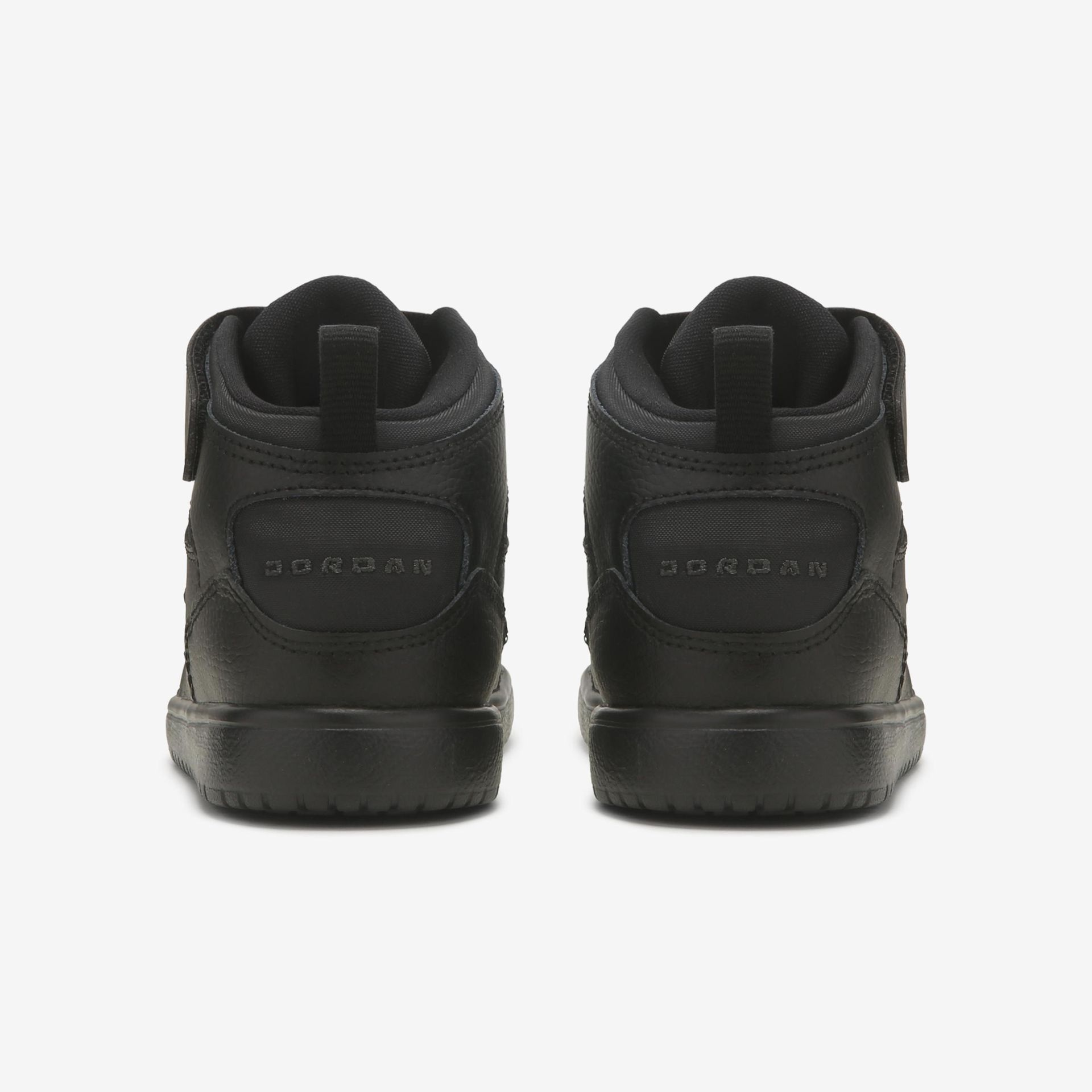 Jordan Kids' Jordan Court Connect Mid Top Sneaker Little Kid