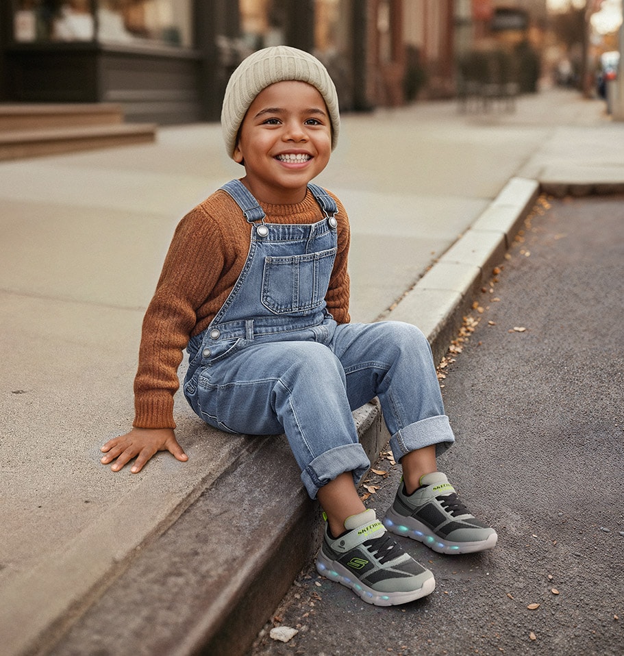 kid in wearing skechers