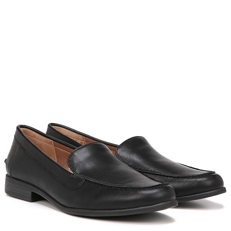 https://www.famousfootwear.com/blob/product-images/20000/20/42/6/20426_pair_feed800.jpg