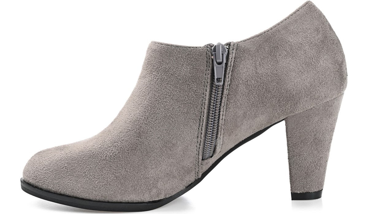 journee collection womens sanzi booties stacked heel