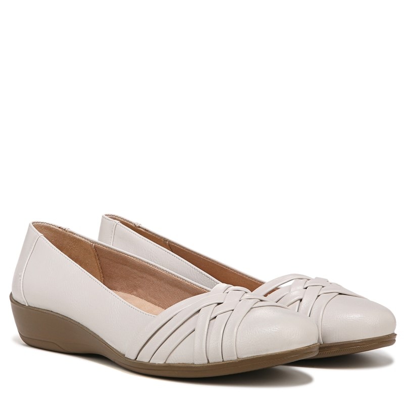 Lifestride Women's Incredible Flat Shoes (Vanilla Faux Leather) - Size 7.5 M