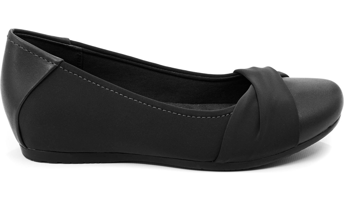 Baretraps Women's Mitsy Medium/Wide Flat Famous Footwear