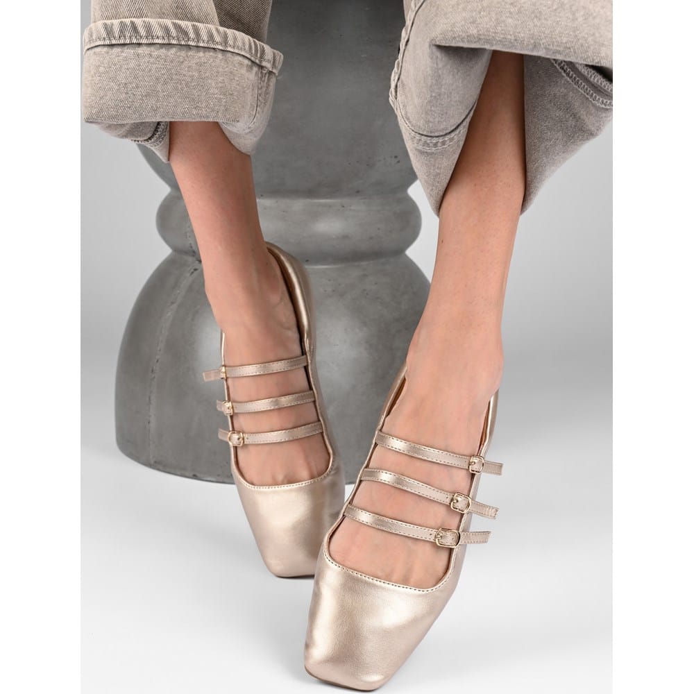 Journee Women's Darlin Medium/Wide Strappy Flat | Famous Footwear