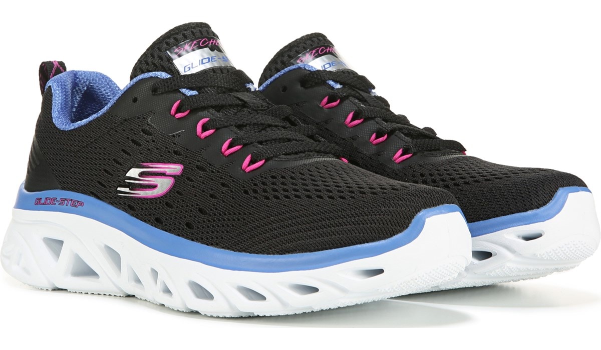 Does Famous Footwear Sell Skechers?