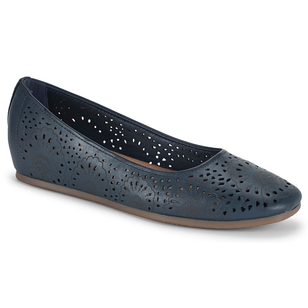 Baretraps Women s Chika Flat Famous Footwear