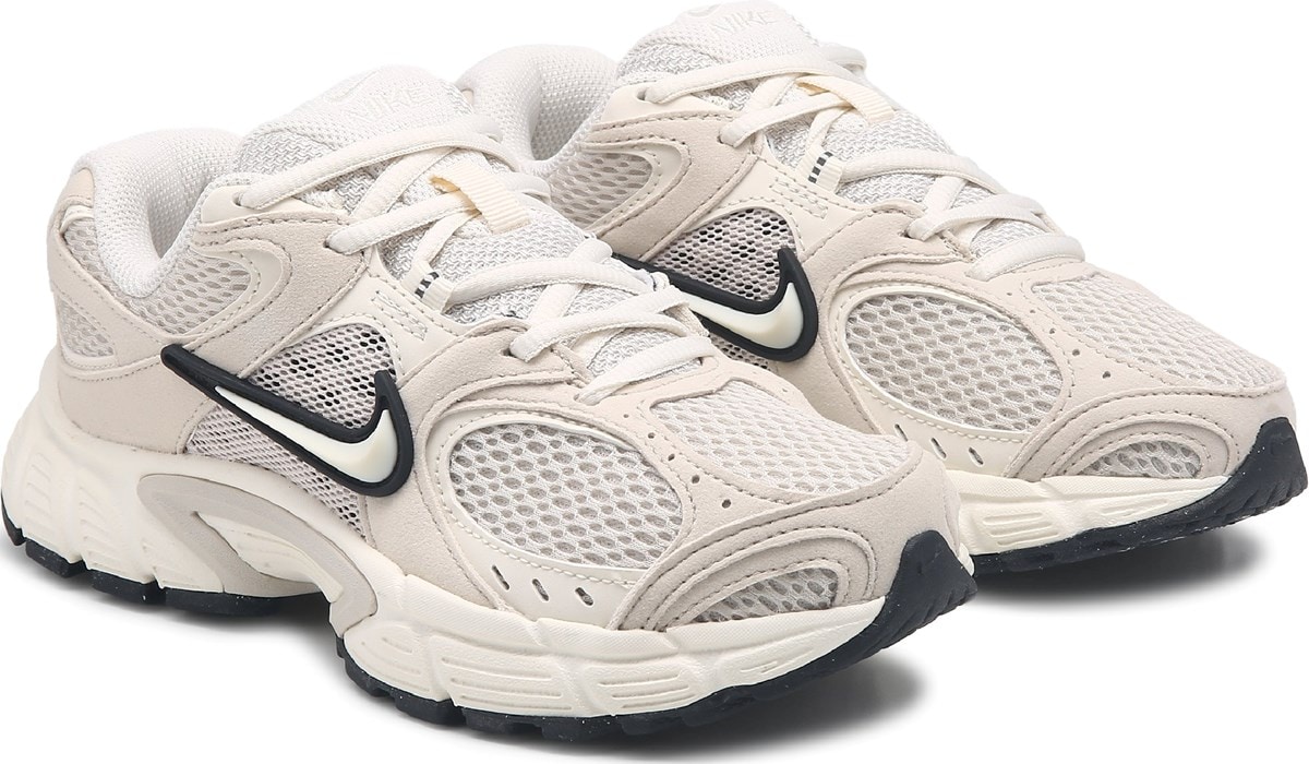 Nike Women's V5 RNR Sneaker, Sneakers and Athletic Shoes, Famous Footwear