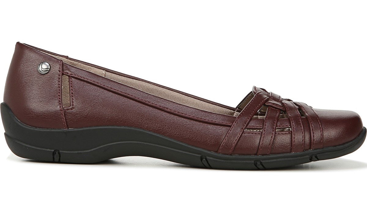 black flats narrow width